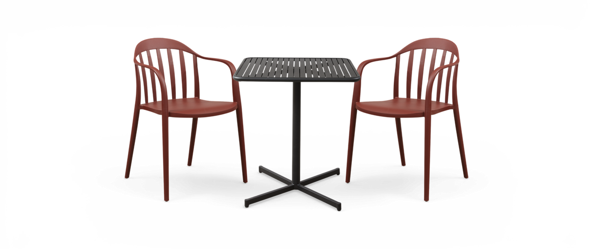 To terrakottafarvede stole med armlæn og et sort kvadratisk bistrobord i metal, frilagt studiobillede.