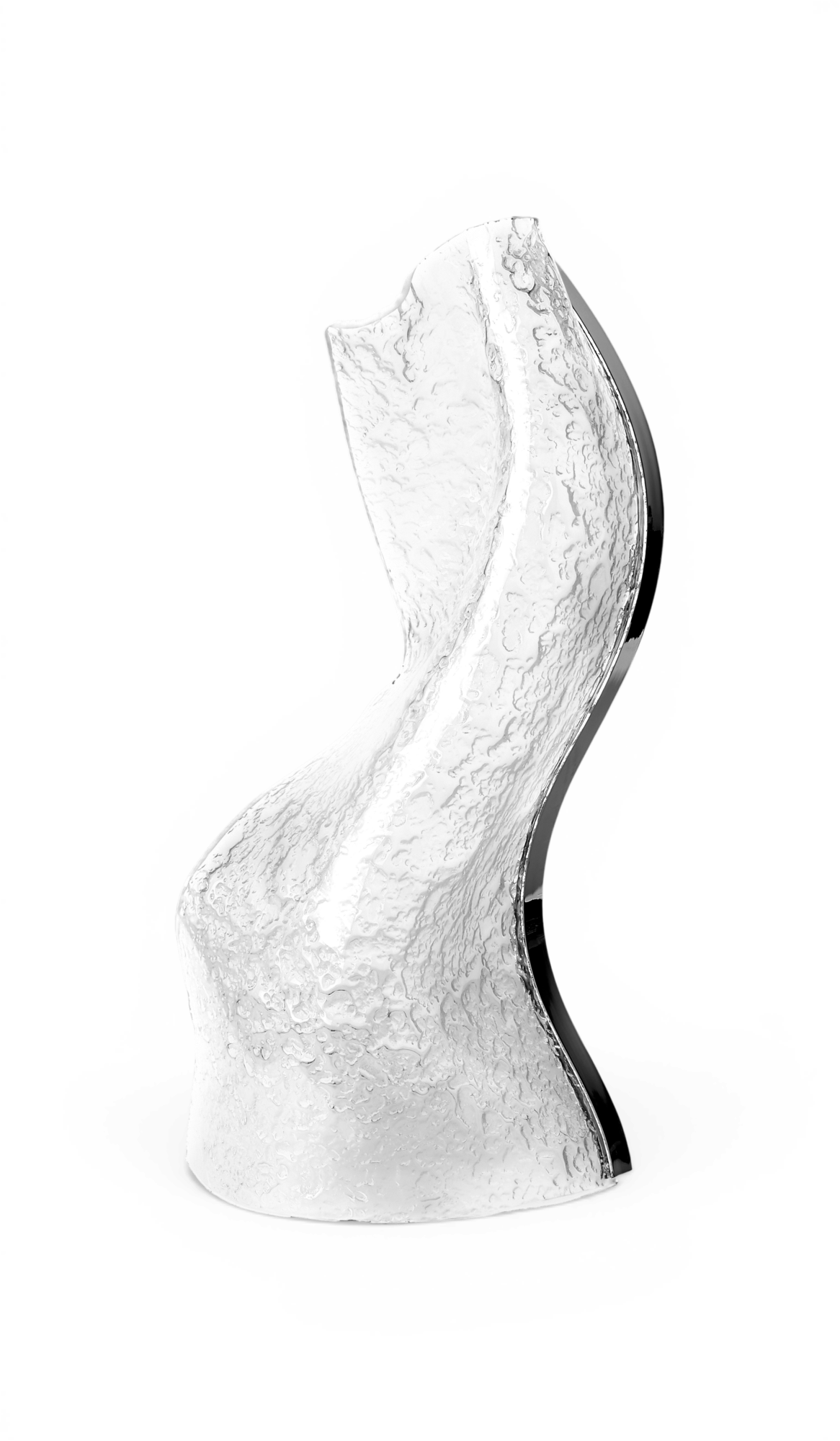 Abstrakt hvid glasskulptur formet som en kurvet torso-buste på hvid baggrund.