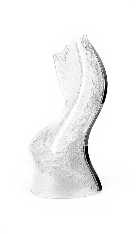 Abstrakt hvid glasskulptur formet som en kurvet torso-buste på hvid baggrund.