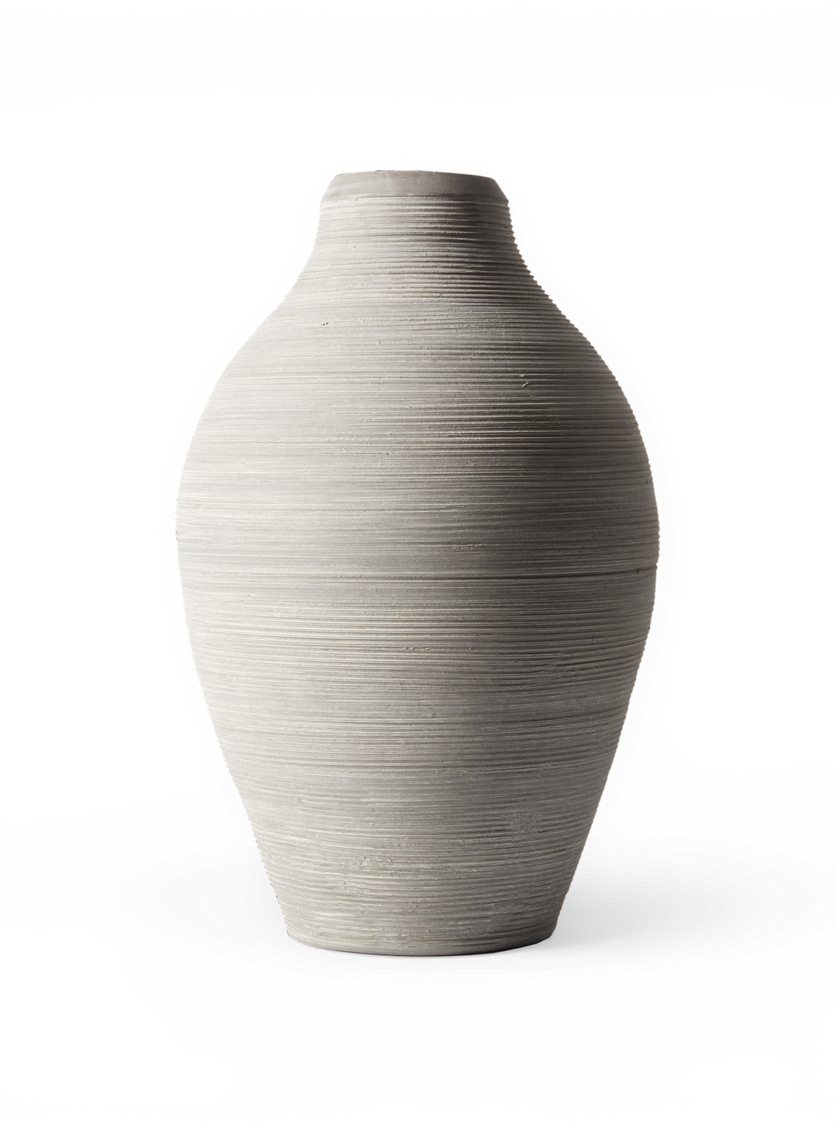 Grå keramisk vase med rillet overflade, frilagt på hvid baggrund.
