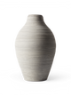 Grå keramisk vase med rillet overflade, frilagt på hvid baggrund.