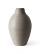 Riflet beige keramikvase med afrundet silhuet.