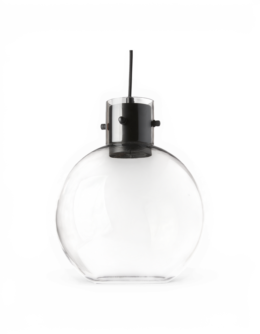 Rund pendellampe i klart glas med kromfatning, frilagt på hvid baggrund.