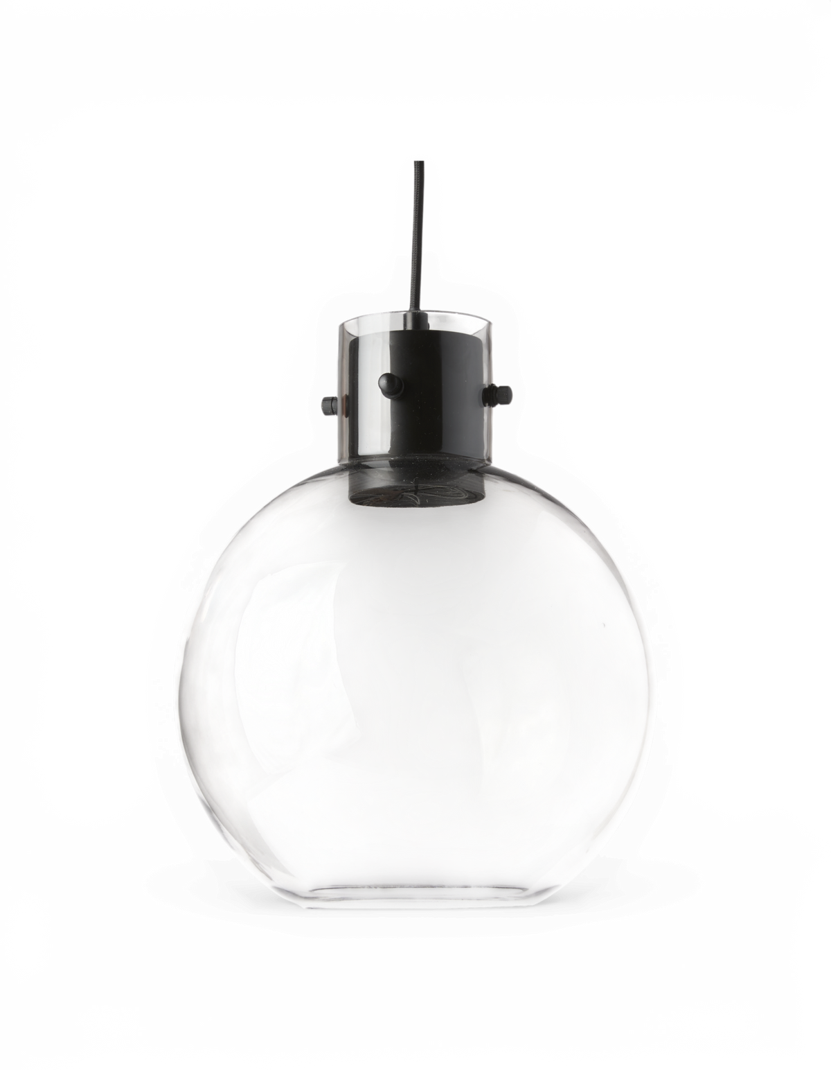 Rund pendellampe i klart glas med kromfatning, frilagt på hvid baggrund.