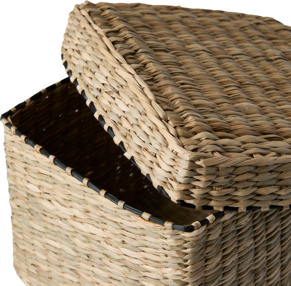 Flettet rektangulær opbevaringskurv i naturmateriale med låg, delvist åben.