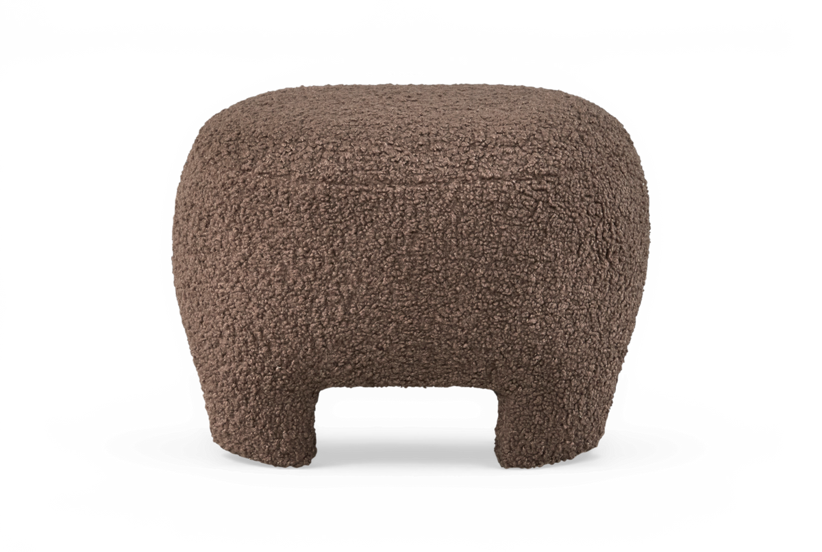 Brun bouclé skammel/puf med afrundede former og en udskåret bue mellem benene, frilagt på hvid baggrund.