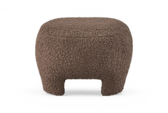 Brun bouclé skammel/puf med afrundede former og en udskåret bue mellem benene, frilagt på hvid baggrund.