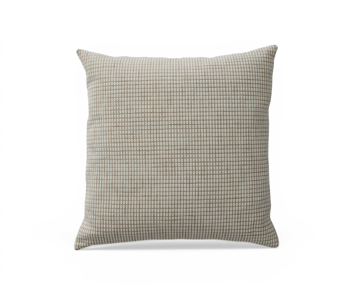 Kvadratisk pyntepude med beige og hvidt rutemønster på neutral baggrund.