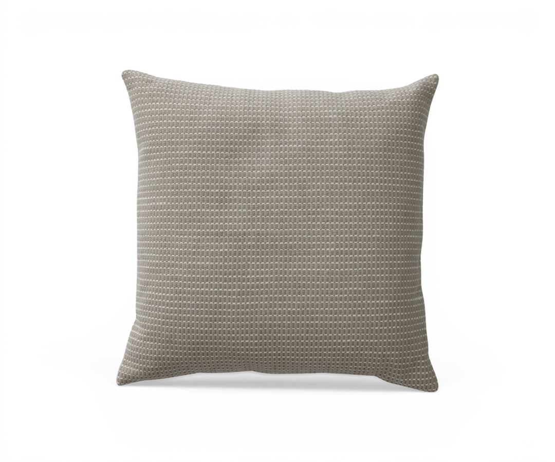 Kvadratisk beige pude med subtilt vævet mønster, frilagt mod neutral baggrund.