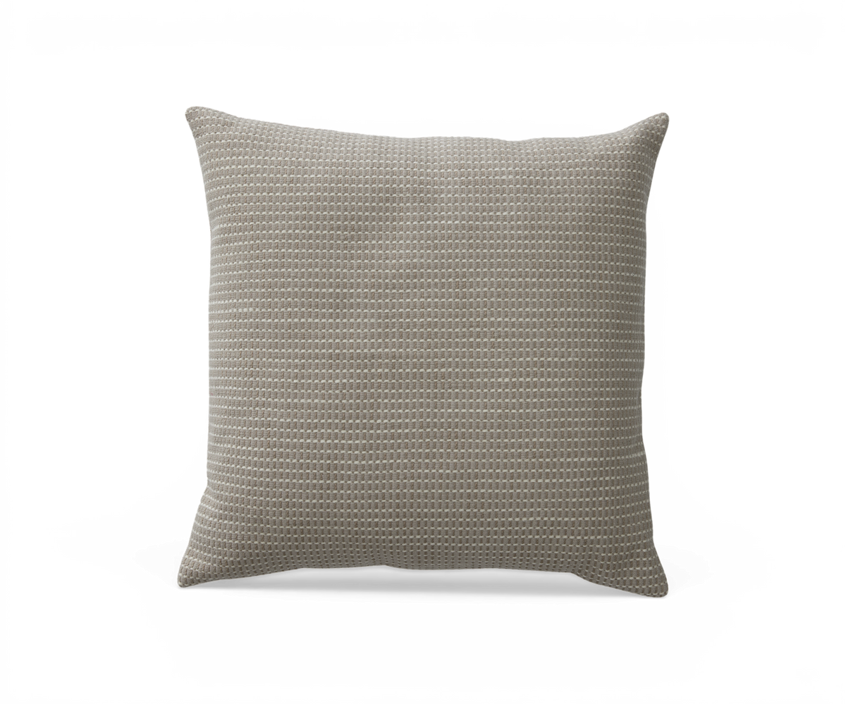 Kvadratisk beige pude med subtilt vævet mønster, frilagt mod neutral baggrund.