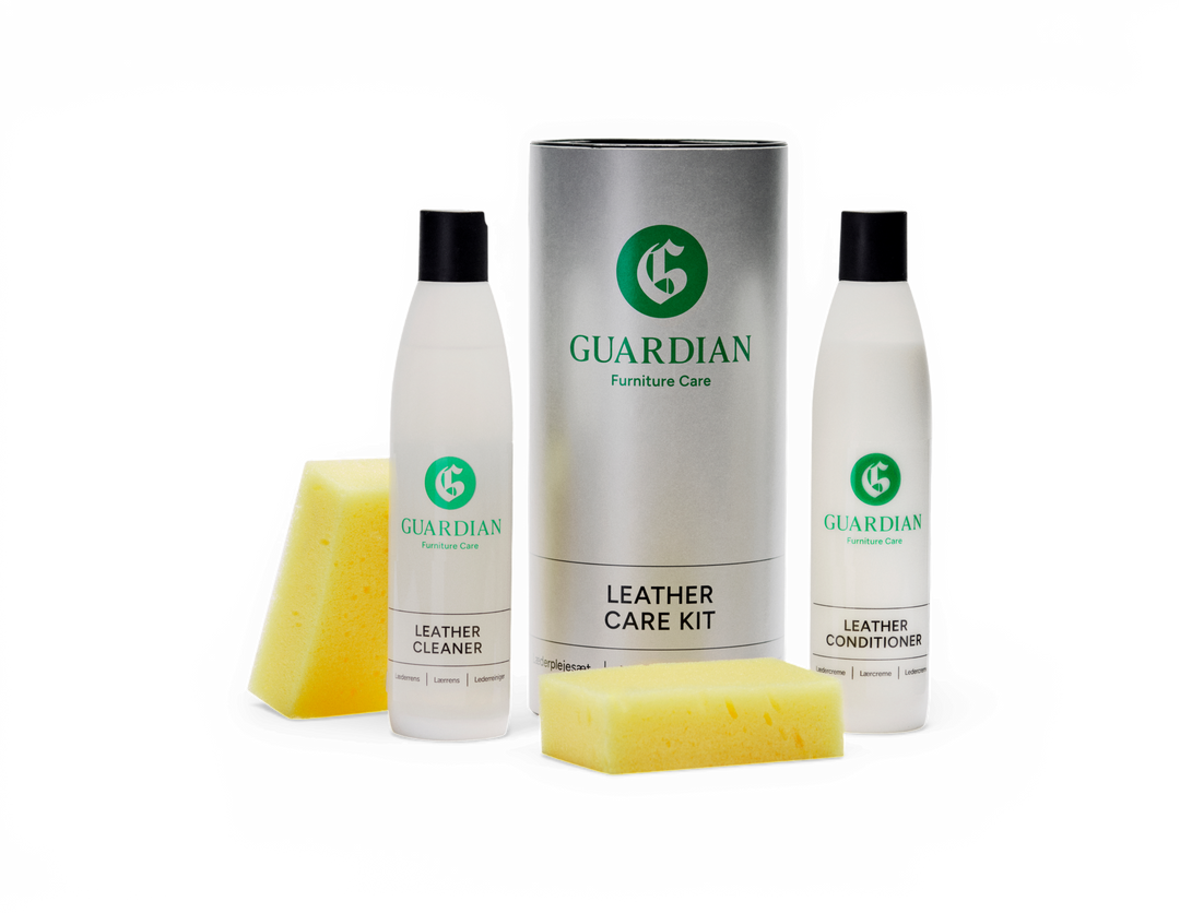 Guardian Furniture Care Leather Care Kit med Leather Cleaner, Leather Conditioner og to gule svampe på hvid baggrund.