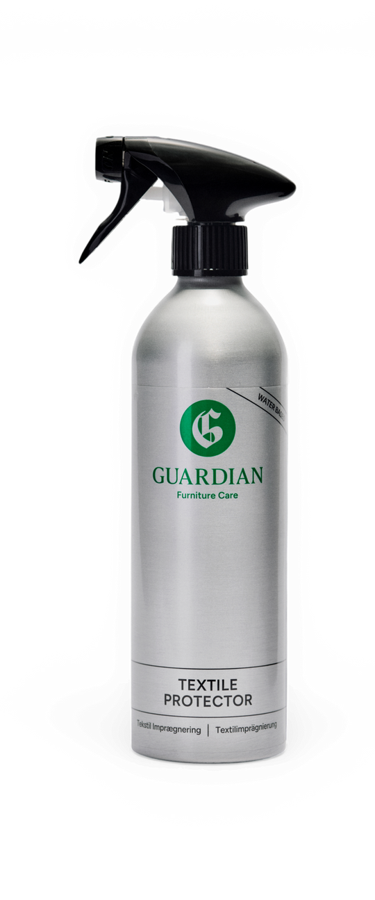 Guardian Furniture Care Textile Protector, vandbaseret tekstilbeskyttelse i sølvfarvet sprayflaske.