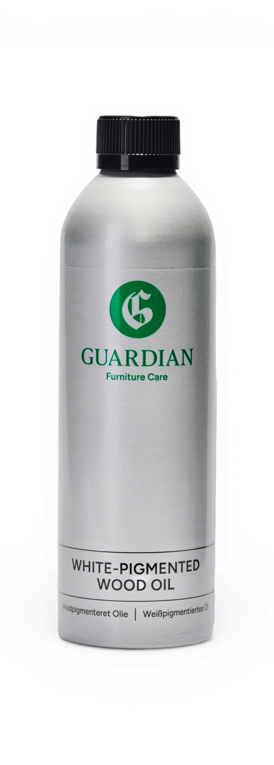 Guardian Furniture Care hvidpigmenteret træolie i sølvfarvet flaske med sort låg.