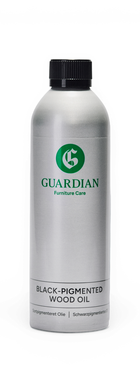 Guardian Furniture Care sortpigmenteret træolie i sølvfarvet flaske med sort låg.