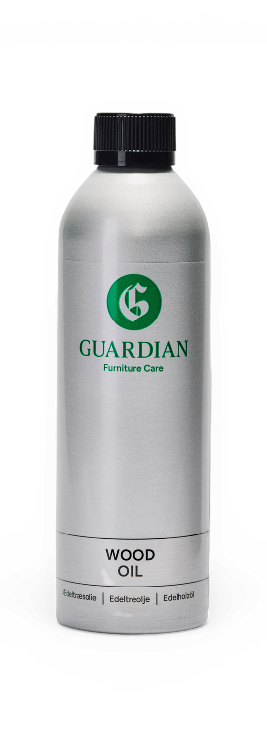 Sølvfarvet flaske Guardian Furniture Care Wood Oil med sort låg på sort baggrund.