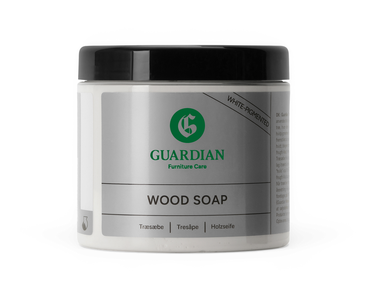 Guardian Furniture Care Wood Soap – hvidpigmenteret træsæbe i bøtte med sort låg.