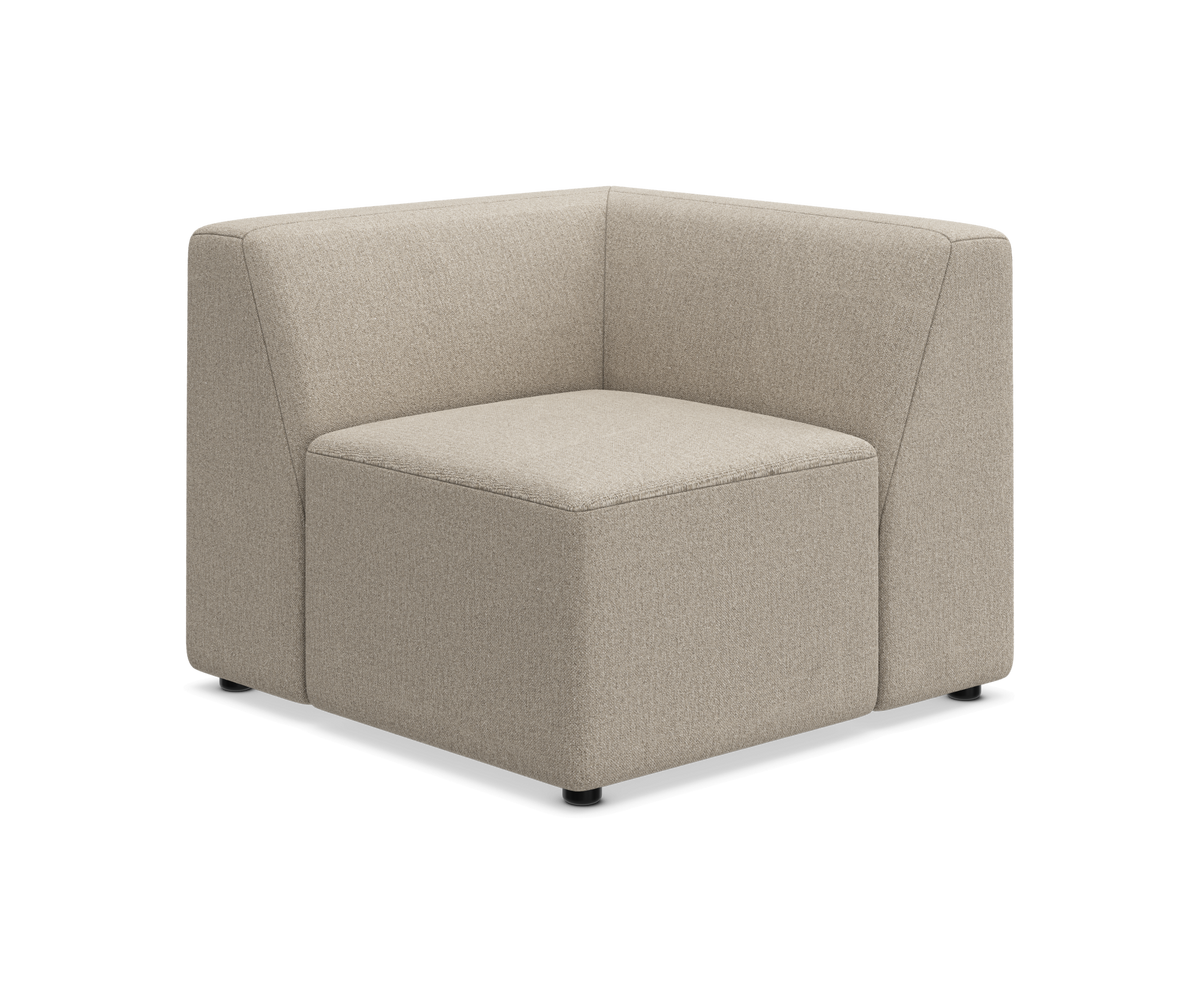 Beige polstret sofa-hjørnemodul med lav ryg og rene linjer på studiebaggrund.