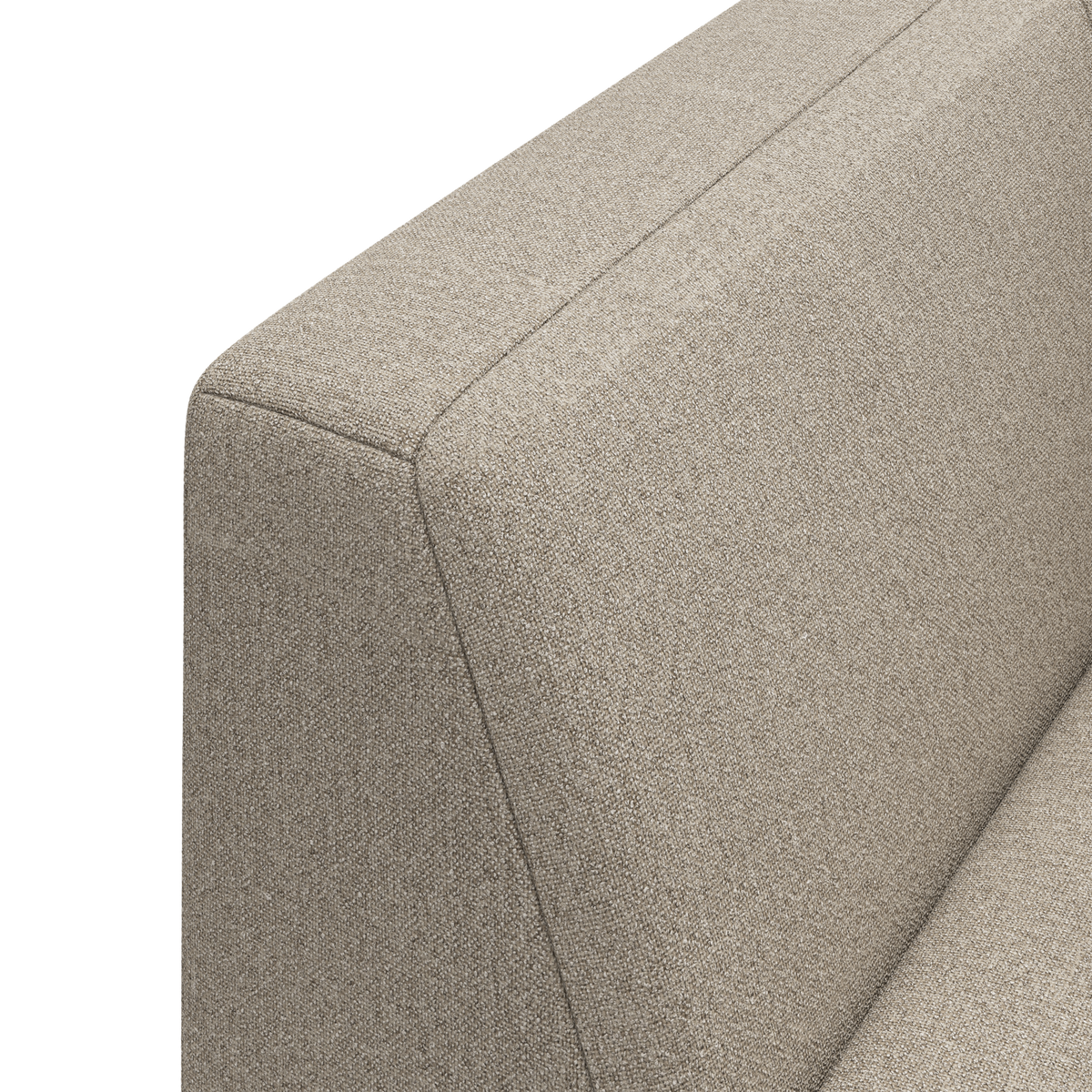 Nærbillede af en beige stofbetrukket sofa med skarpe kanter og rene syninger.