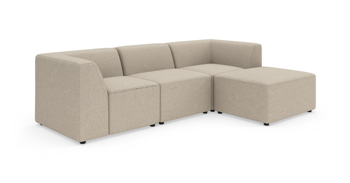 Beige modulsofa i L-form med chaiselong, moderne design på hvid baggrund.