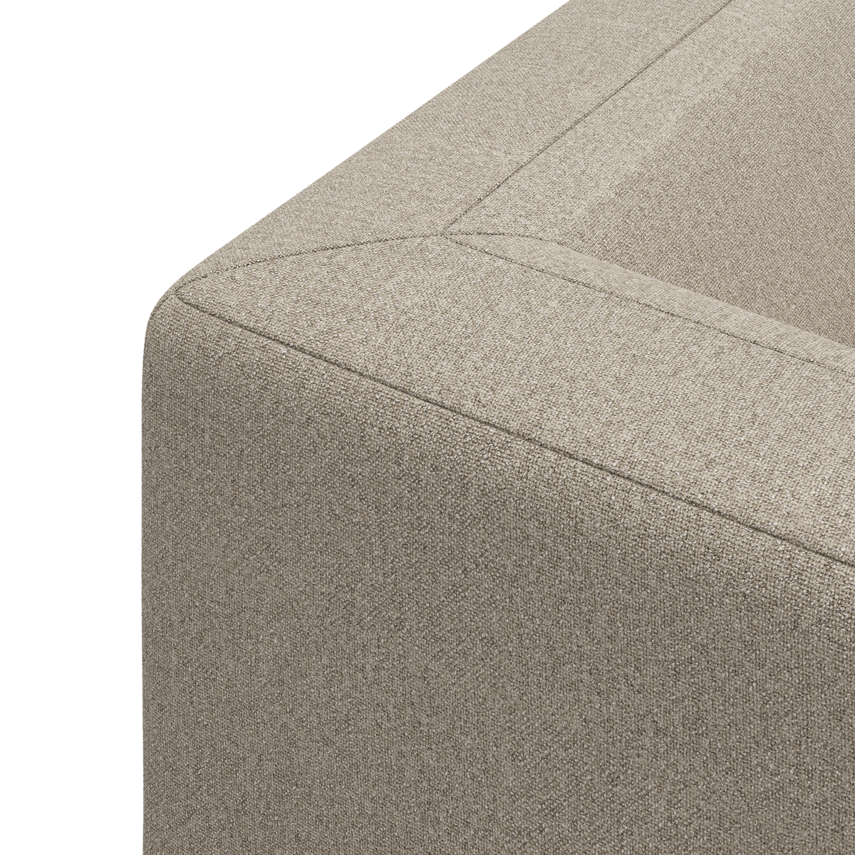 Nærbillede af hjørne på beige stofsofa med markante syninger.