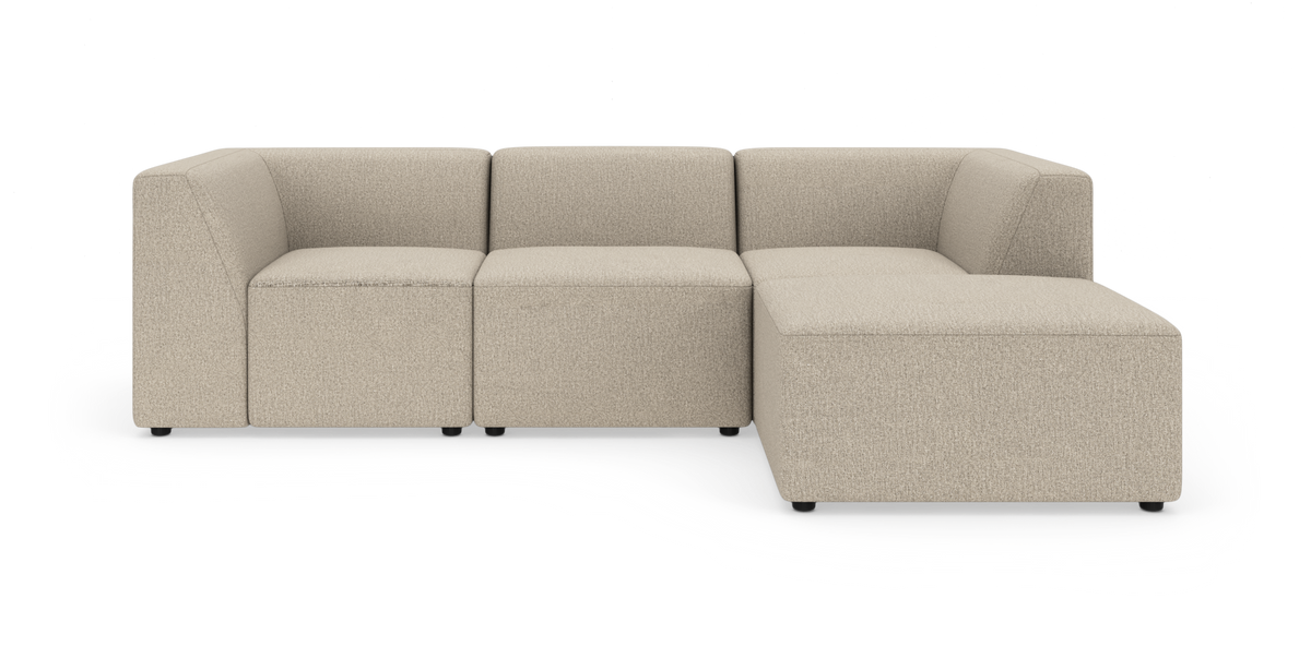 Modulsofa i beige med højre chaiselong, fritstående på hvid baggrund.