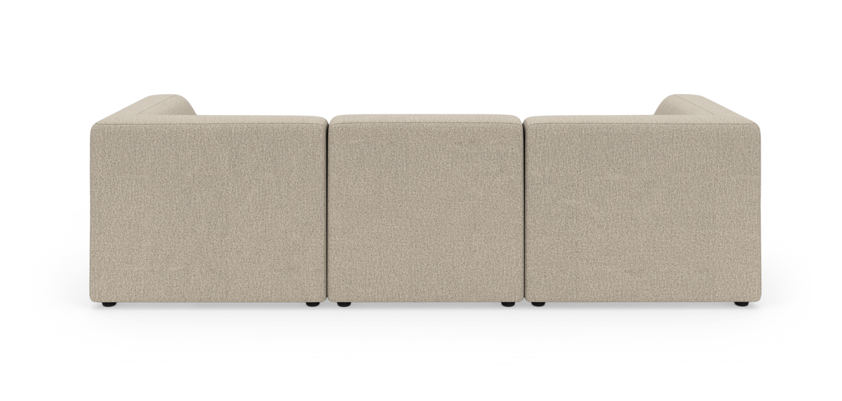 Beige modulsofa set bagfra, tre sektioner på hvid studiebaggrund.