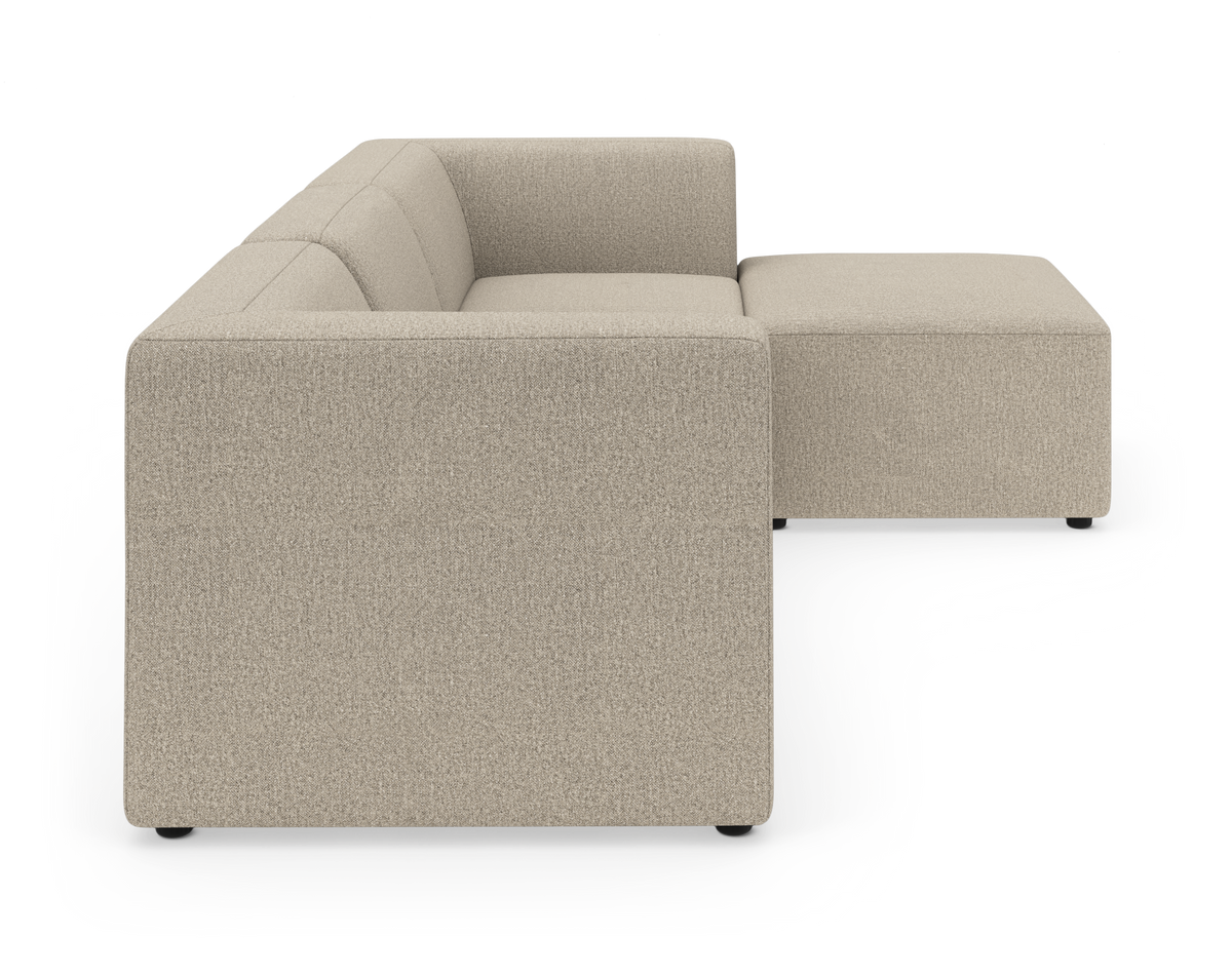 Beige modulsofa med chaiselong til højre, set fra siden, på hvid baggrund.