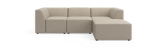 Beige modulsofa i hjørneopstilling med chaiselong til højre, fotograferet lige forfra på hvid baggrund.