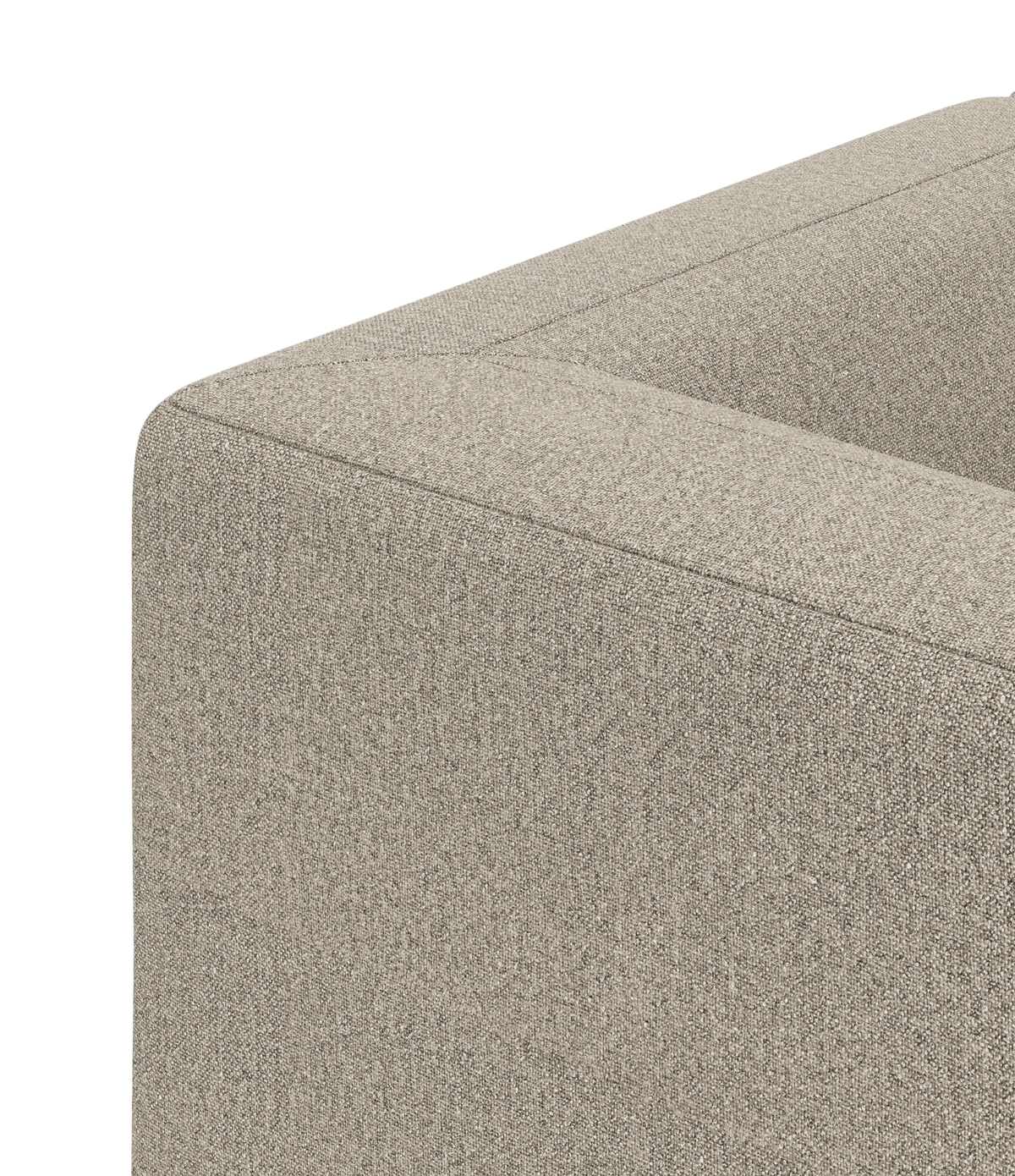 Nærbillede af et beige stofsofas hjørne med bredt armlæn i studieopsætning.