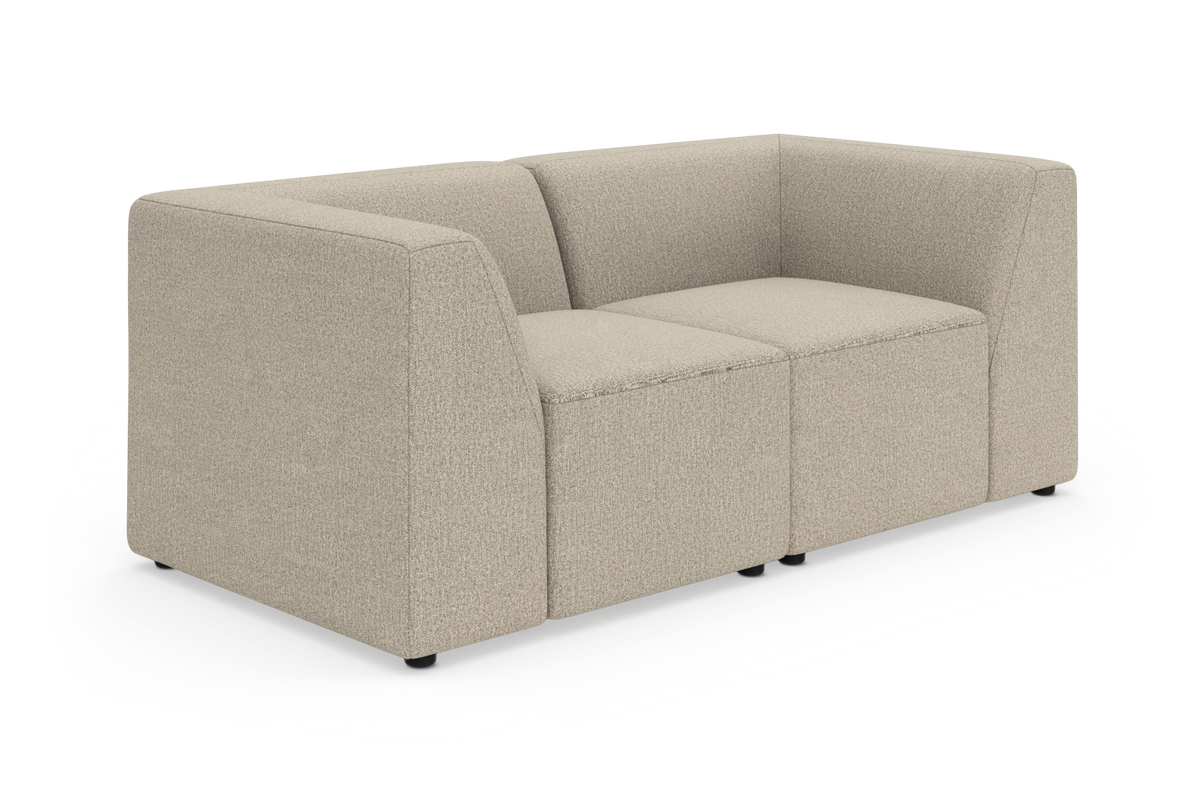 Beige modulsofa med hjørne, tre siddepladser i blødt stof, fritlagt på hvid baggrund.
