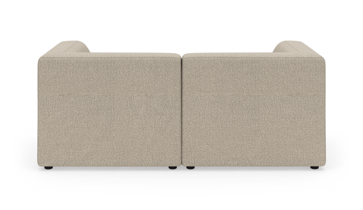 Beige modulsofa til to personer med høje, firkantede armlæn, fritlagt på sort baggrund.