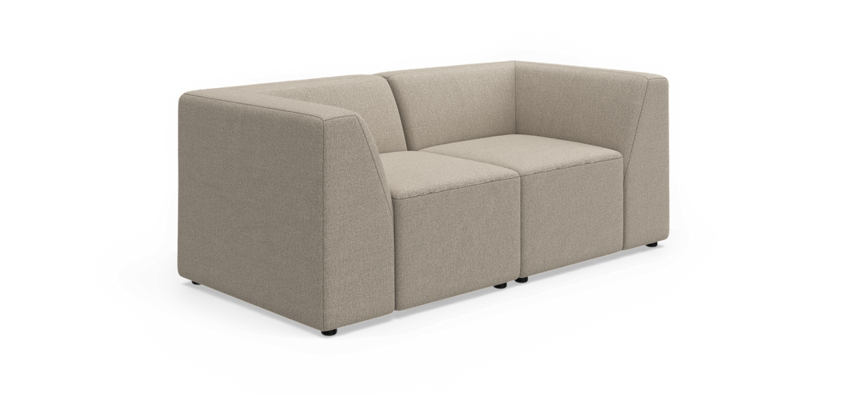 Beige modulsofa i hjørneudgave med to siddepladser, polstret i stof.