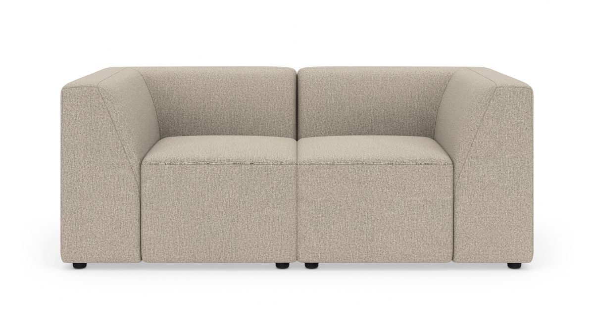Beige modulsofa med to pladser, lige armlæn og stofbetræk, fritlagt på hvid baggrund.