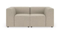 Beige modulsofa med to pladser, lige armlæn og stofbetræk, fritlagt på hvid baggrund.