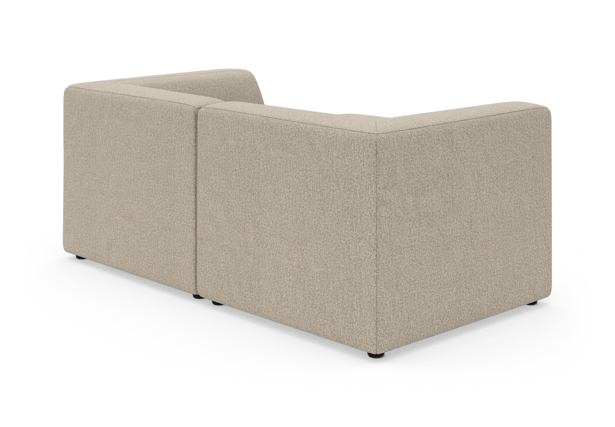 Beige L-formet modulsofa set bagfra på hvid studiobaggrund.
