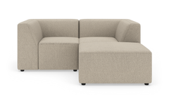 Modulær hjørnesofa i beige stof, L-formet med lave sorte ben på hvid baggrund.