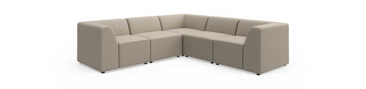 Modulær L-formet hjørnesofa i beige stof med seks siddepladser og armlæn i begge ender, fritlagt på hvid baggrund.