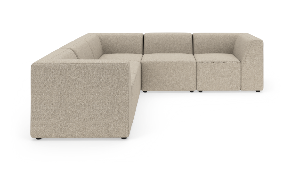 Beige modulsofa i L‑form, set forfra på hvid baggrund.