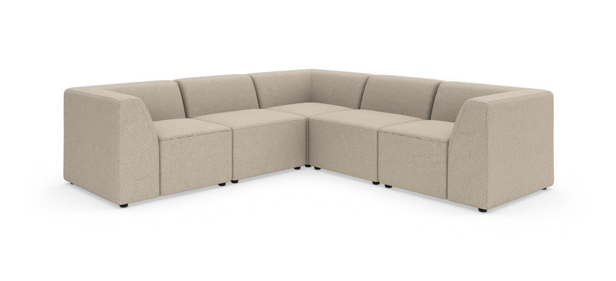Modulær L-sofa i beige stof med afrundede armlæn på hvid baggrund.