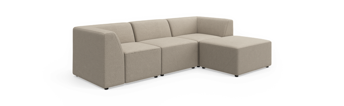Modulær beige hjørnesofa med chaiselong i stof, fritlagt.