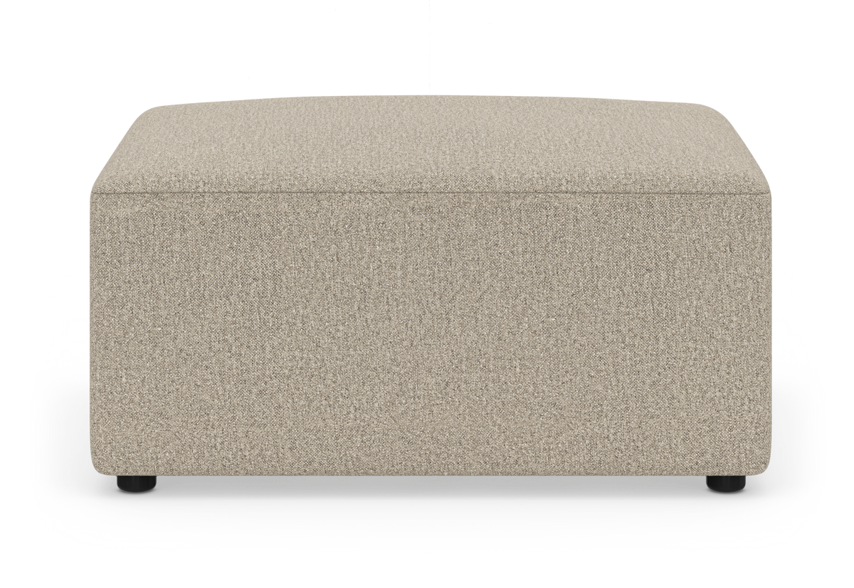 Beige stofpuf/ottoman i rektangulær form, frilagt på hvid baggrund.
