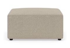 Beige stofpuf/ottoman i rektangulær form, frilagt på hvid baggrund.