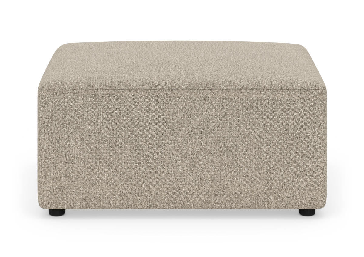 Beige firkantet fodskammel/ottoman i stof, produktbillede på hvid baggrund.
