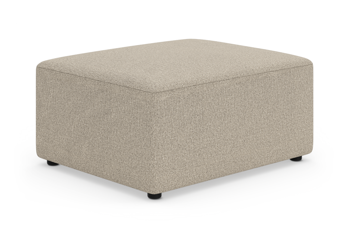 Beige, rektangulær puf i tekstil på hvid studiebaggrund, set skråt forfra.