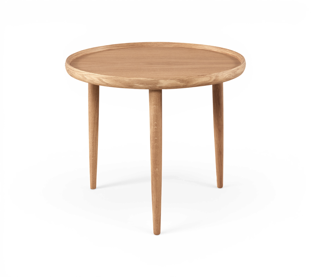 Rundt sidebord i lys eg med tre koniske ben og forhøjet kant.