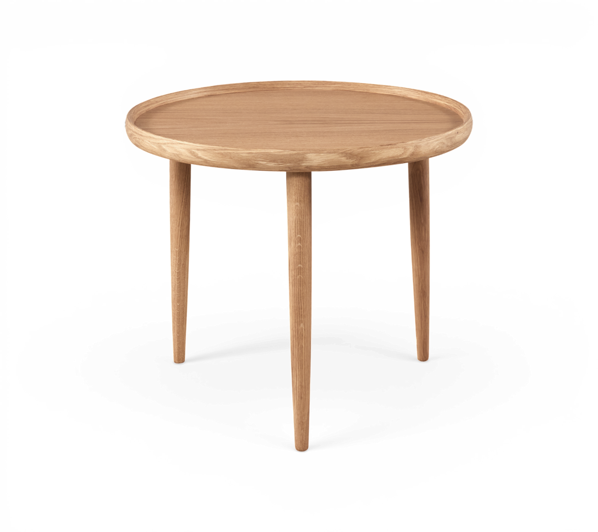 Rundt sidebord i lys eg med tre koniske ben og forhøjet kant.