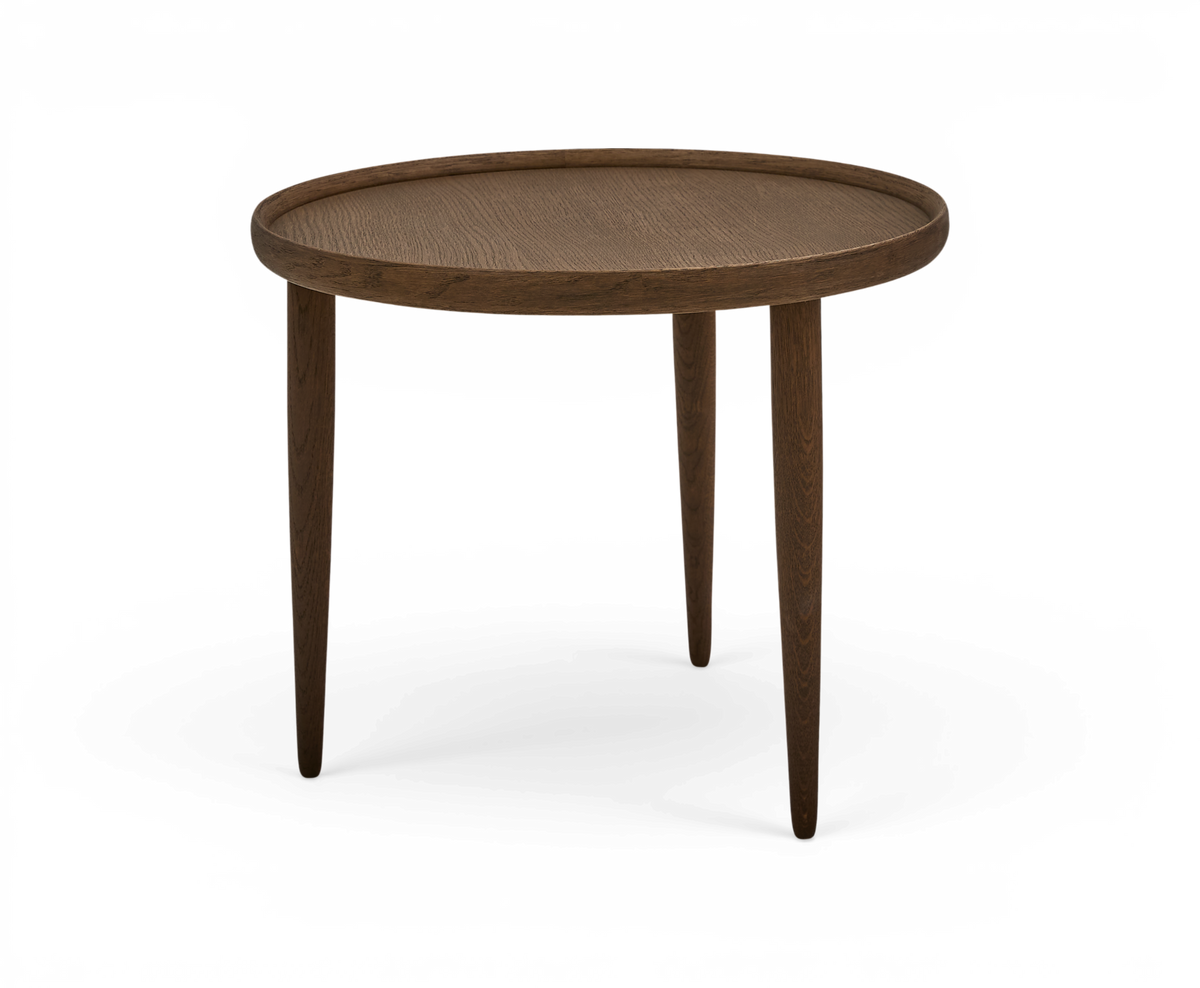 Rundt sidebord i mørkbejset eg med bakke-kant og tre tilspidsede ben.