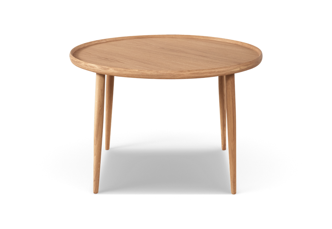 Rundt sofabord i lyst egetræ med tre slanke, koniske ben.