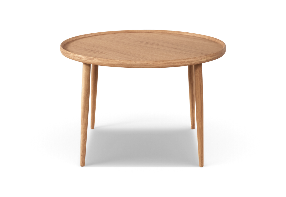 Rundt sofabord i lyst egetræ med tre slanke, koniske ben.