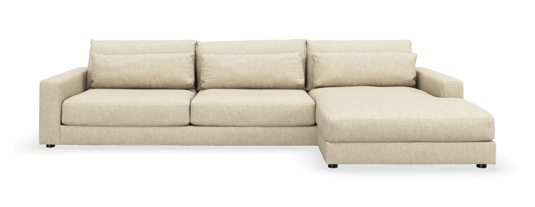 Beige tresæders sofa med højre chaiselong, frilagt på hvid baggrund.
